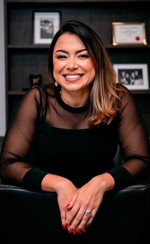 Retrato profissional gerado com IA — mulher sorrindo em escritório