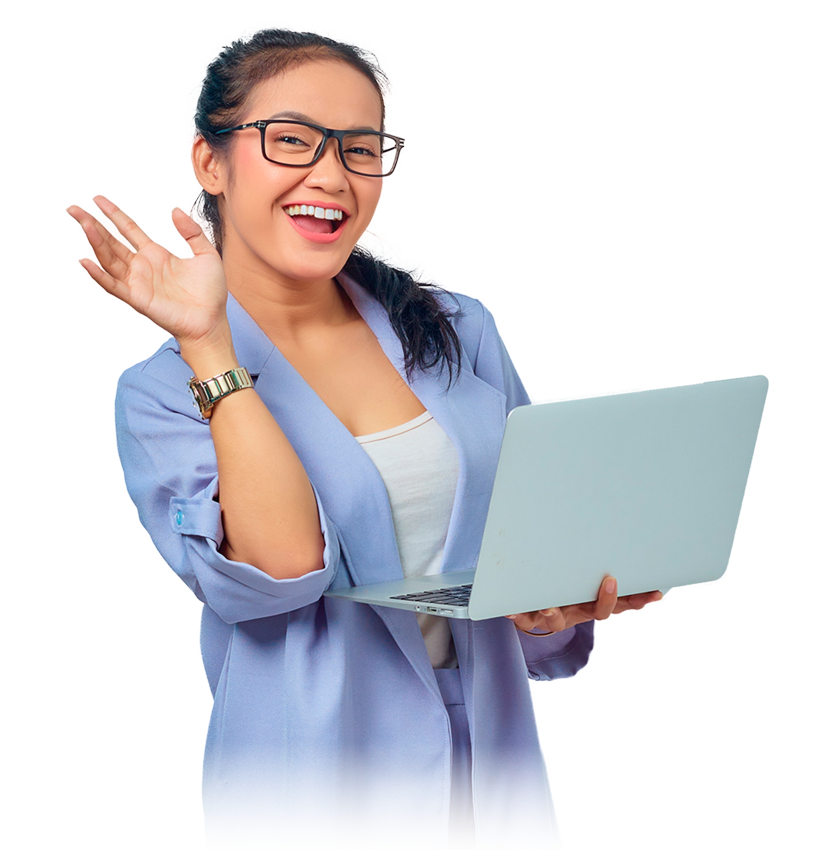 Mulher sorrindo com um notebook, comemorando os resultados de uma landing page