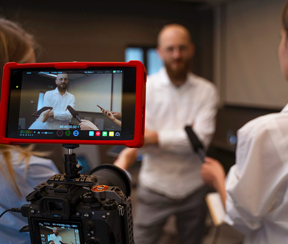 Gravação de vídeo institucional: monitor de câmera mostrando o entrevistado durante a captação na empresa