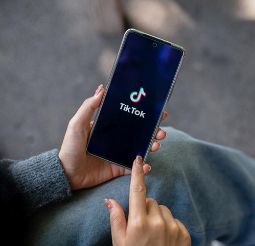 Celulares exibindo o aplicativo TikTok com anúncios em vídeo vertical