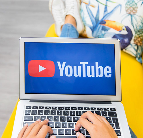 Homem segurando o logotipo do YouTube representando campanhas em vídeo