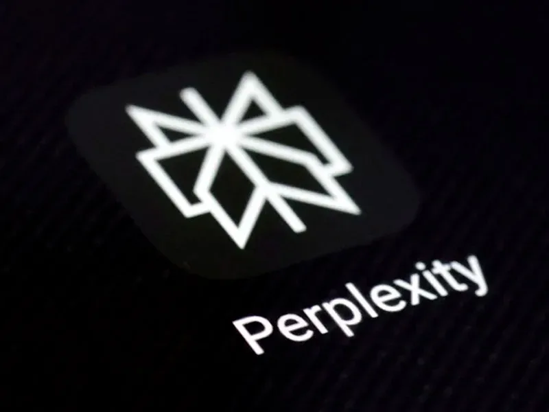Empresa que otimiza sites para aparecer no Google AI e Perplexity: ícone do app Perplexity em tela escura