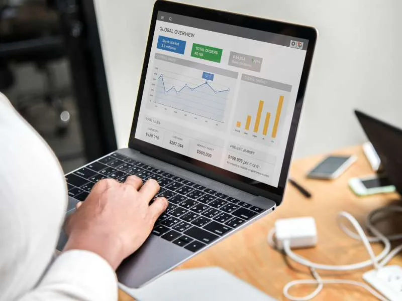 Google Search Console para PMEs: dono de empresa analisando dados de SEO no laptop