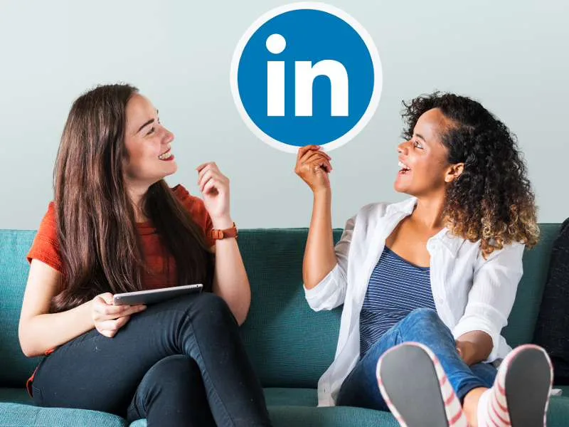 LinkedIn para empresas B2B: empresário em escritório moderno analisando estratégia no laptop
