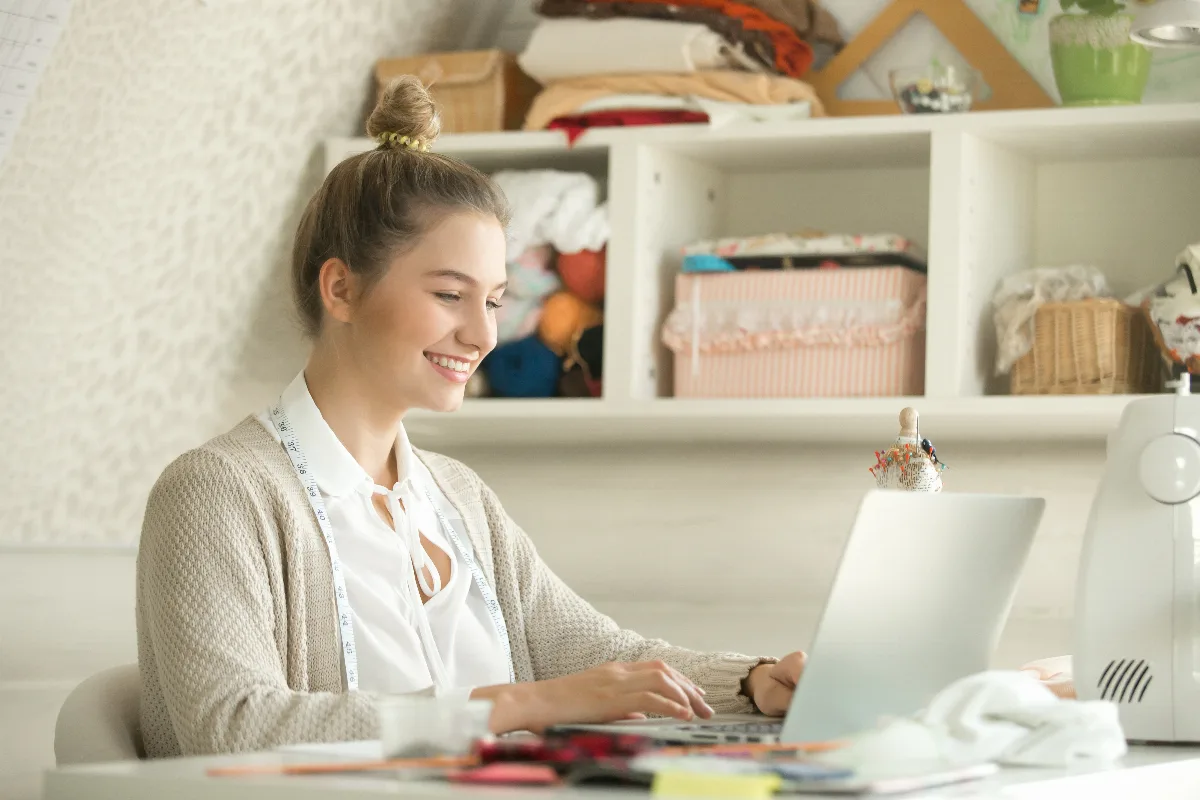 Dados estruturados para IA: empreendedora analisando site da empresa no computador