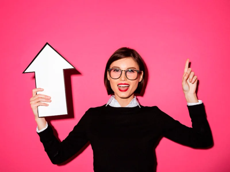 Como vender mais e melhor: empresária com seta apontando para cima