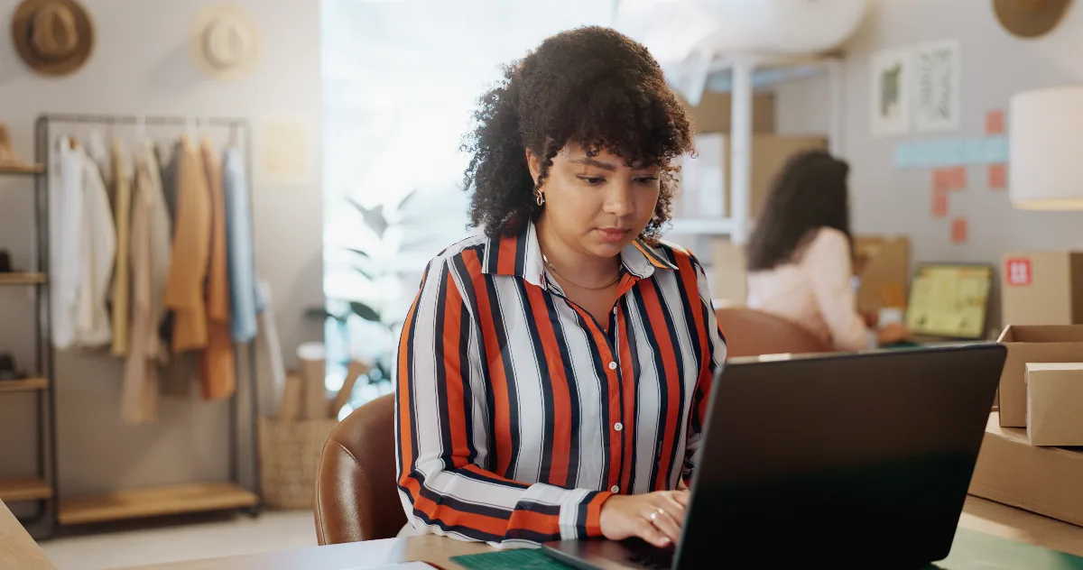 como vender mais pela internet: empreendedor analisando resultados no computador