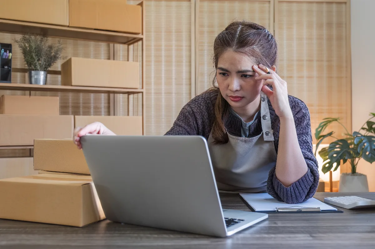 formulário do site não chega: dono de empresa verificando e-mails perdidos no computador