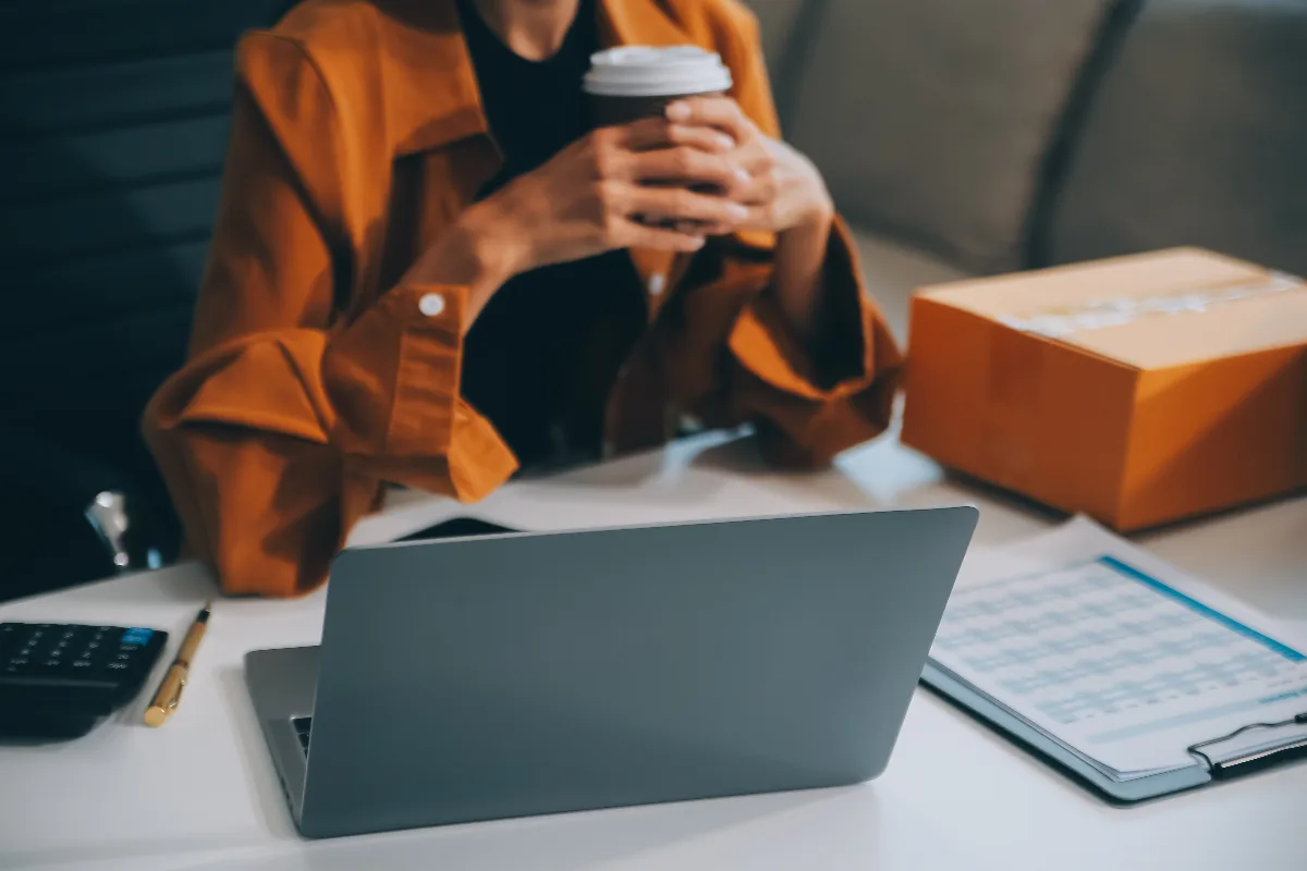 Automação de e-mails: empreendedora configurando fluxo de disparo no computador