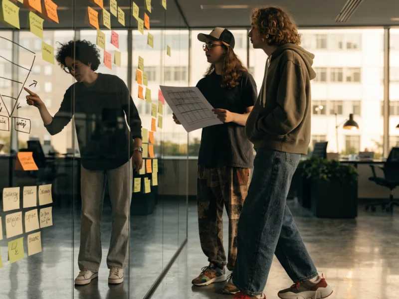 Métricas de tráfego pago: equipe de marketing analisando campanha em painel colaborativo