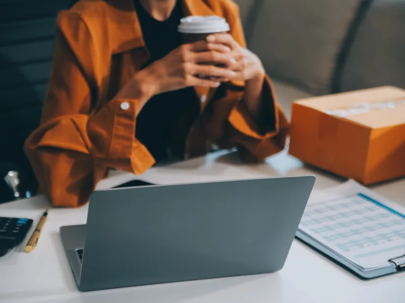 Como montar lista de e-mails: empreendedor configurando formulário de captura no computador