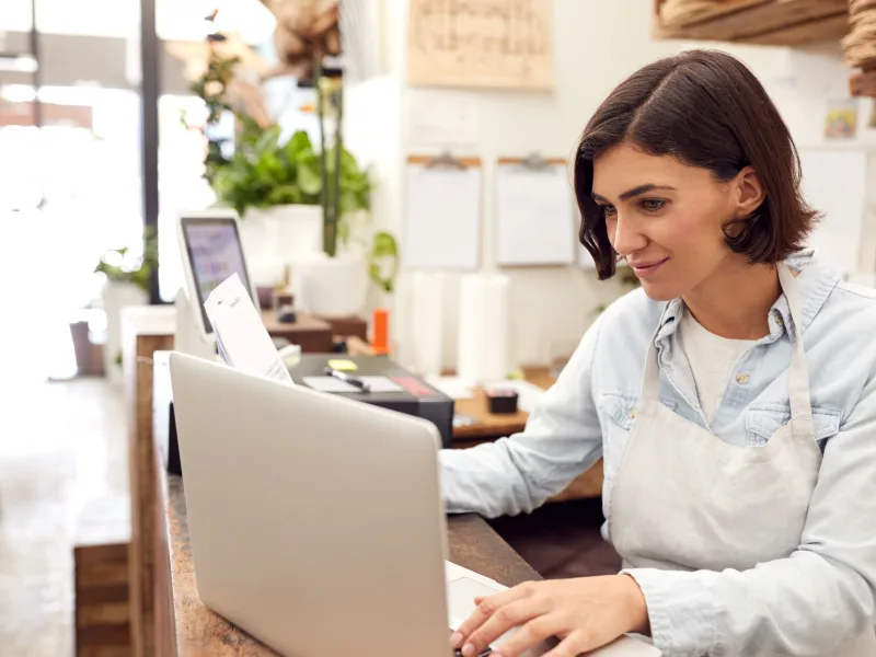 Loja virtual ou site institucional: empresário analisando opções de site para o negócio