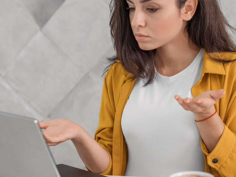 Site fora do ar: equipe analisando causas e soluções em escritório moderno