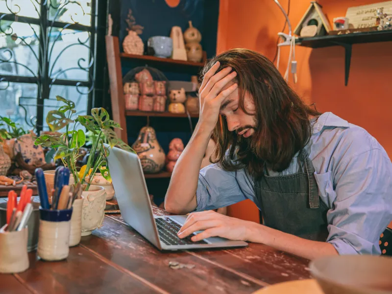 site fora do ar: empresário verificando erro no computador