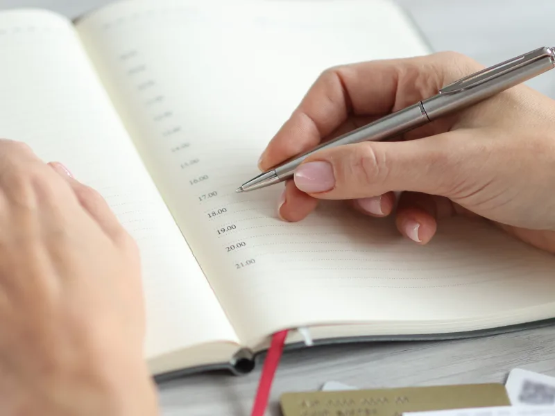 planejamento de orçamento para tráfego pago: caderno e calculadora sobre mesa de trabalho