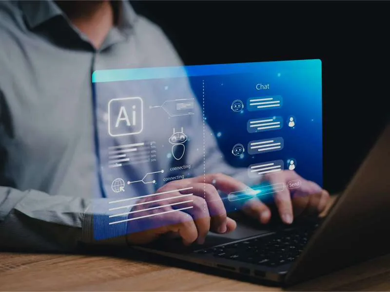 Conteúdo citável por IA: mão segurando smartphone com interface de chat de inteligência artificial