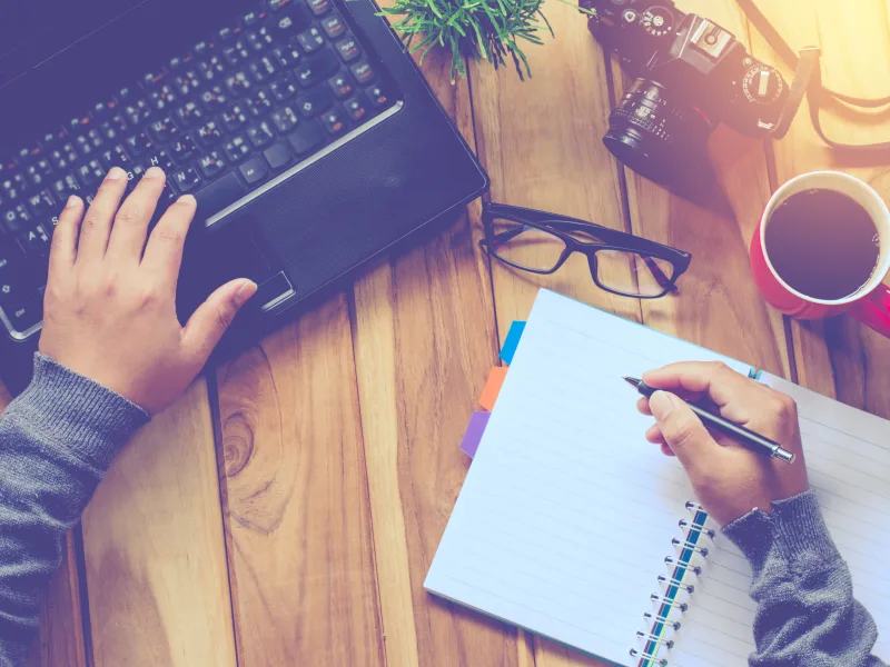 Estrutura de texto citável por IA com headings e listas em blog de negócio