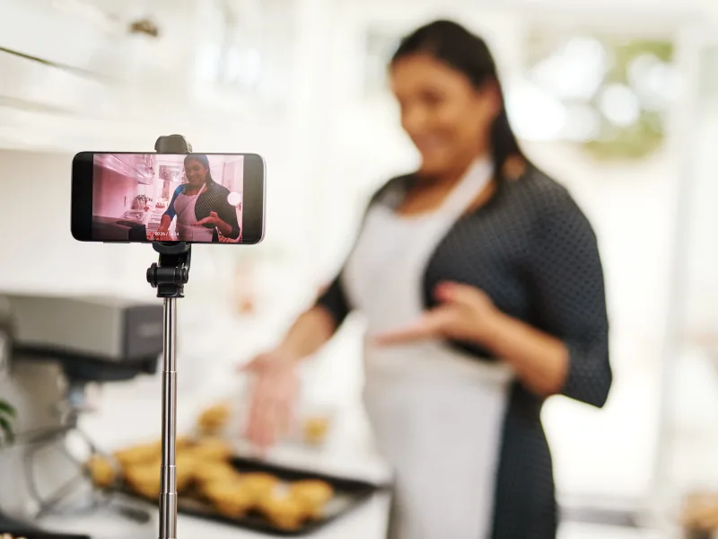 TikTok para empresas: empresária gravando vídeo vertical com smartphone para redes sociais