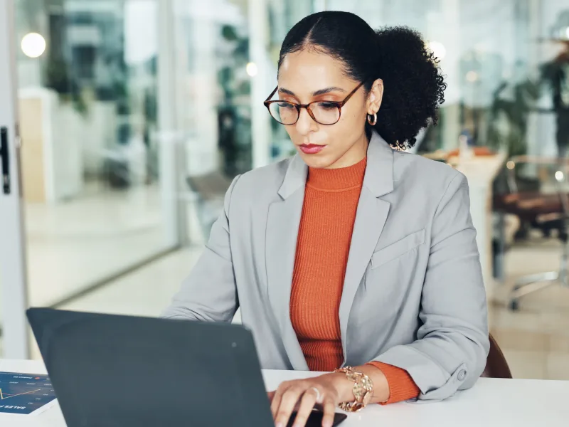 taxa de abertura de e-mail: gestor analisando métricas de campanha no notebook
