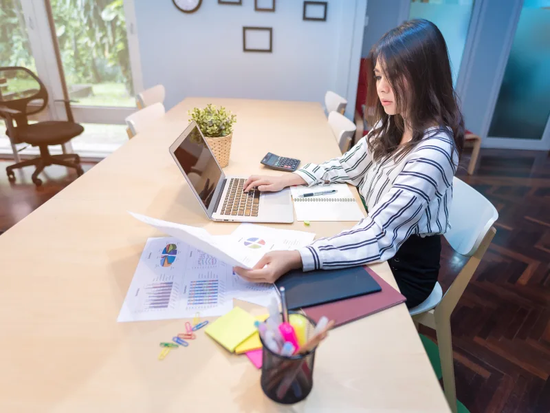 estratégia de e-mail marketing para pequenas empresas: equipe planejando disparo