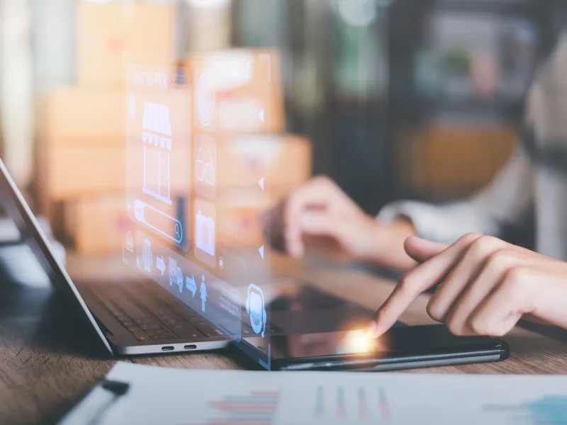 O que um site precisa ter: empresário avaliando elementos essenciais no laptop