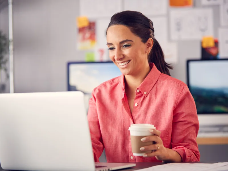 Remarketing no Google Ads: empreendedor configurando campanha de anúncios no computador