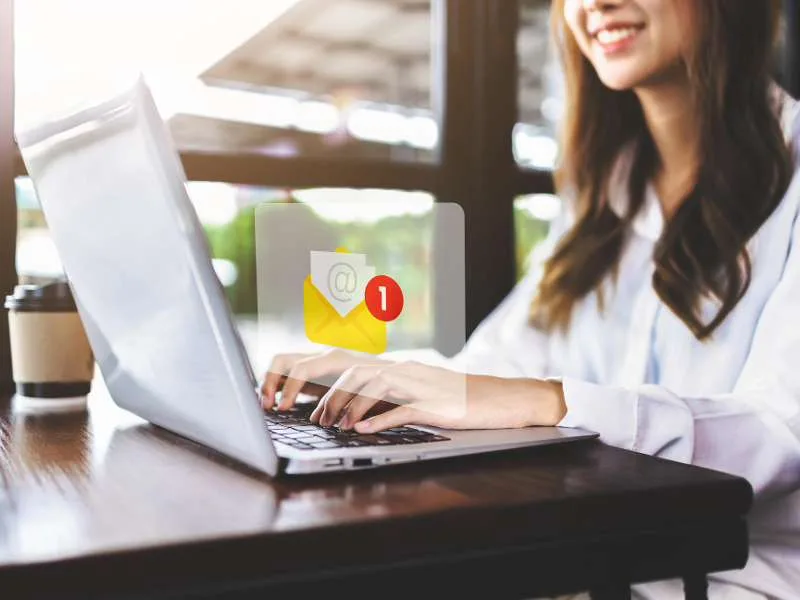 E-mail para recuperar cliente: proprietária de loja entregando sacola a cliente que voltou