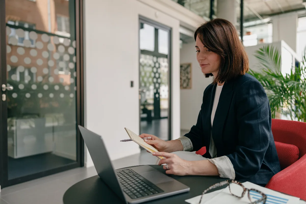 Follow-up comercial para agências: profissional de vendas consultando checklist de cadência no laptop