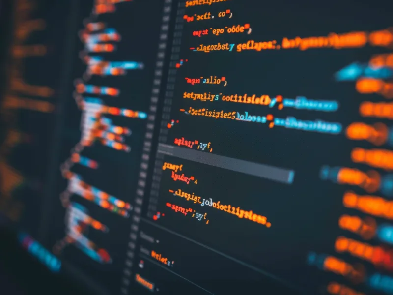 Desenvolvimento de site sob medida: programador escrevendo código personalizado