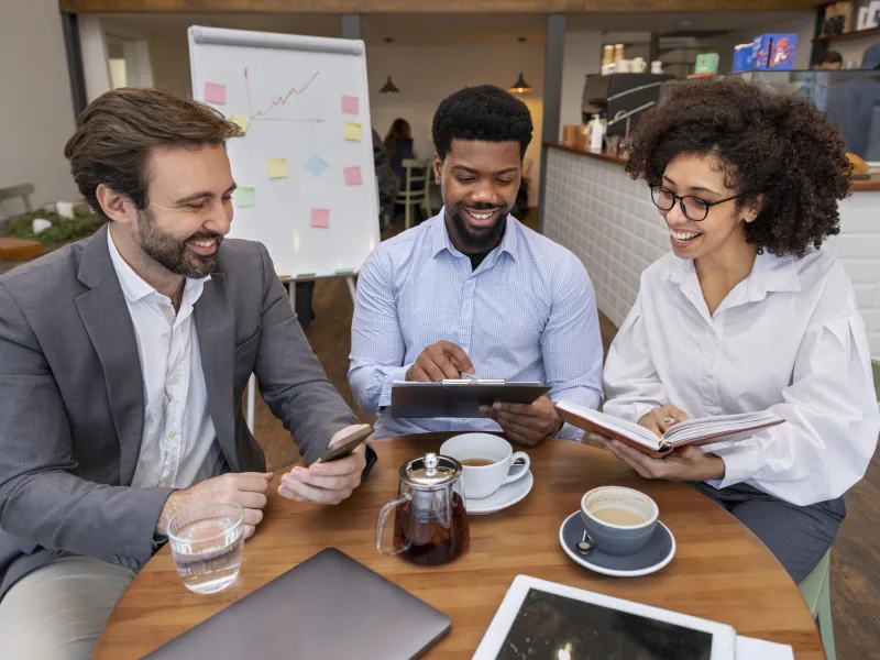 LinkedIn para empresas B2B: equipe de pequena empresa planejando conteúdo para redes sociais