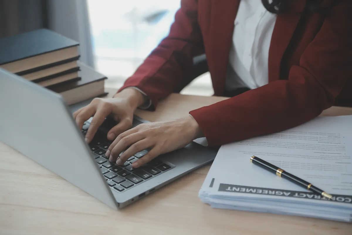 estrutura de conteúdo para IA: produtor escrevendo artigo organizado no computador