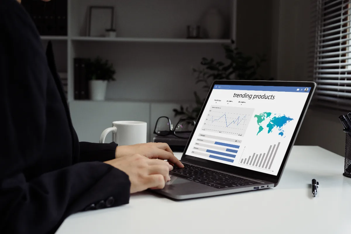 Meta Ads para B2B: profissional analisando dashboard de campanha no computador