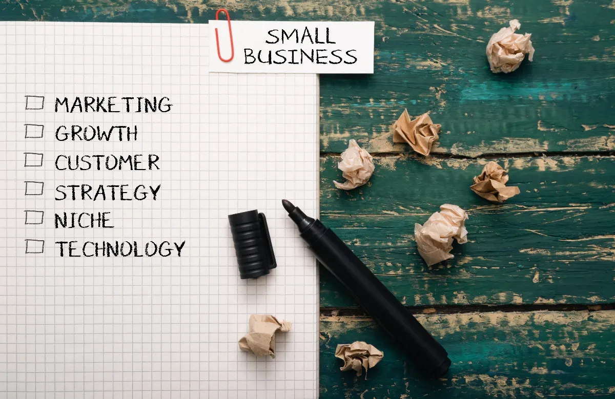 7 pilares do marketing: empreendedor planejando estratégia de marketing digital