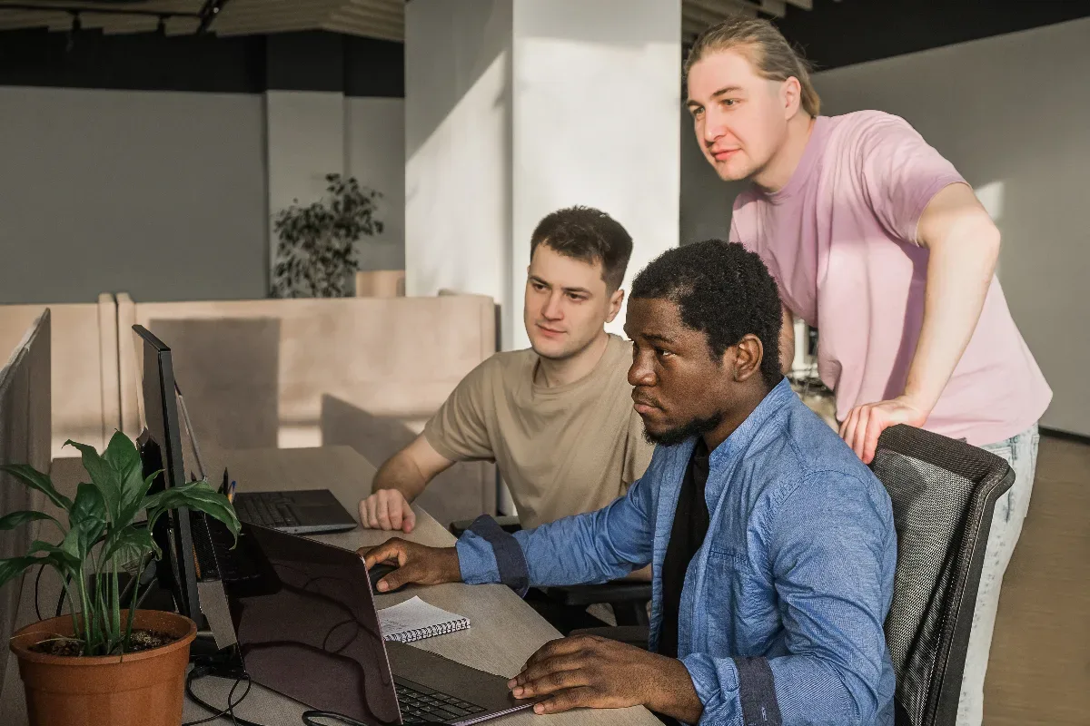 agência de desenvolvimento web confiável em São Paulo: desenvolvedores trabalhando em projeto digital