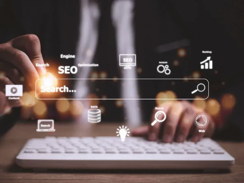 Agência de SEO em São Paulo: profissional otimizando site com ícones de busca e ranking