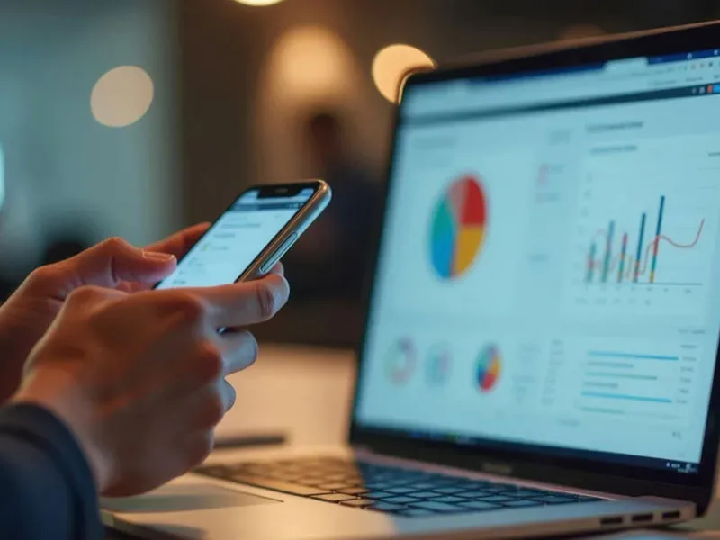 Agência de tráfego pago em São Paulo: gestor analisando métricas de campanhas no notebook e celular
