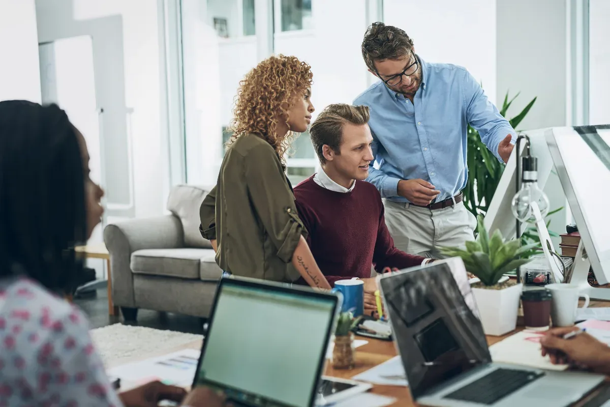 criação de site por agência: equipe de design trabalhando em projeto digital