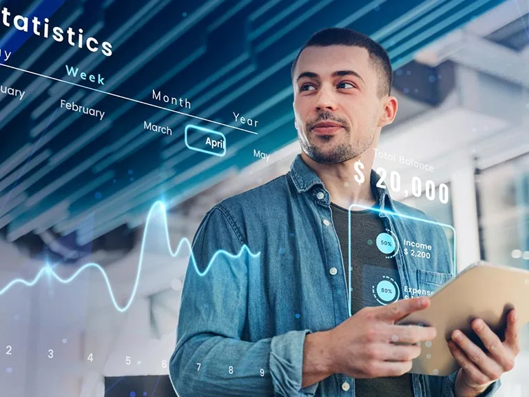 Empresários brasileiros utilizando painéis digitais para análise e decisões baseadas em IA