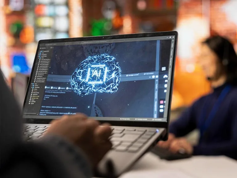 Profissional editando vídeos com automação por IA em ambiente de home office.