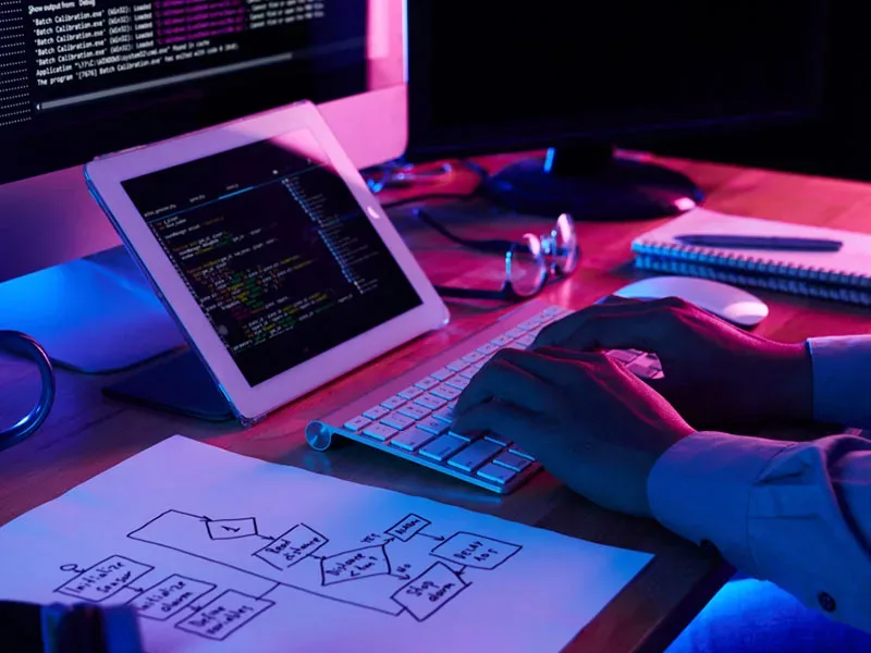Empresas que fazem sites em WordPress em São Paulo: desenvolvedor programando com tablet e monitor