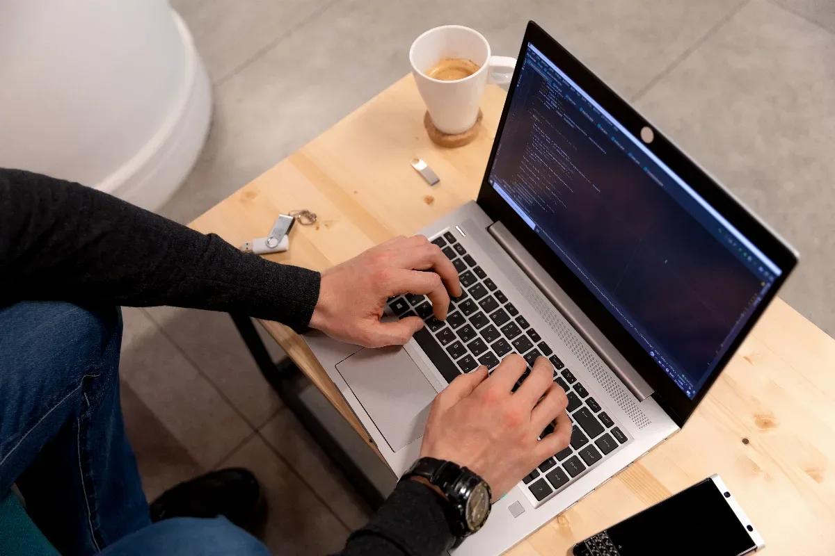empresas que fazem sites em WordPress em São Paulo: desenvolvedor trabalhando em projeto web