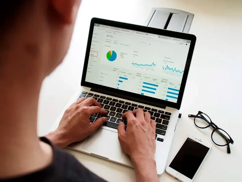 Gestor de tráfego pago confiável para pequenas empresas em São Paulo analisando campanhas no notebook