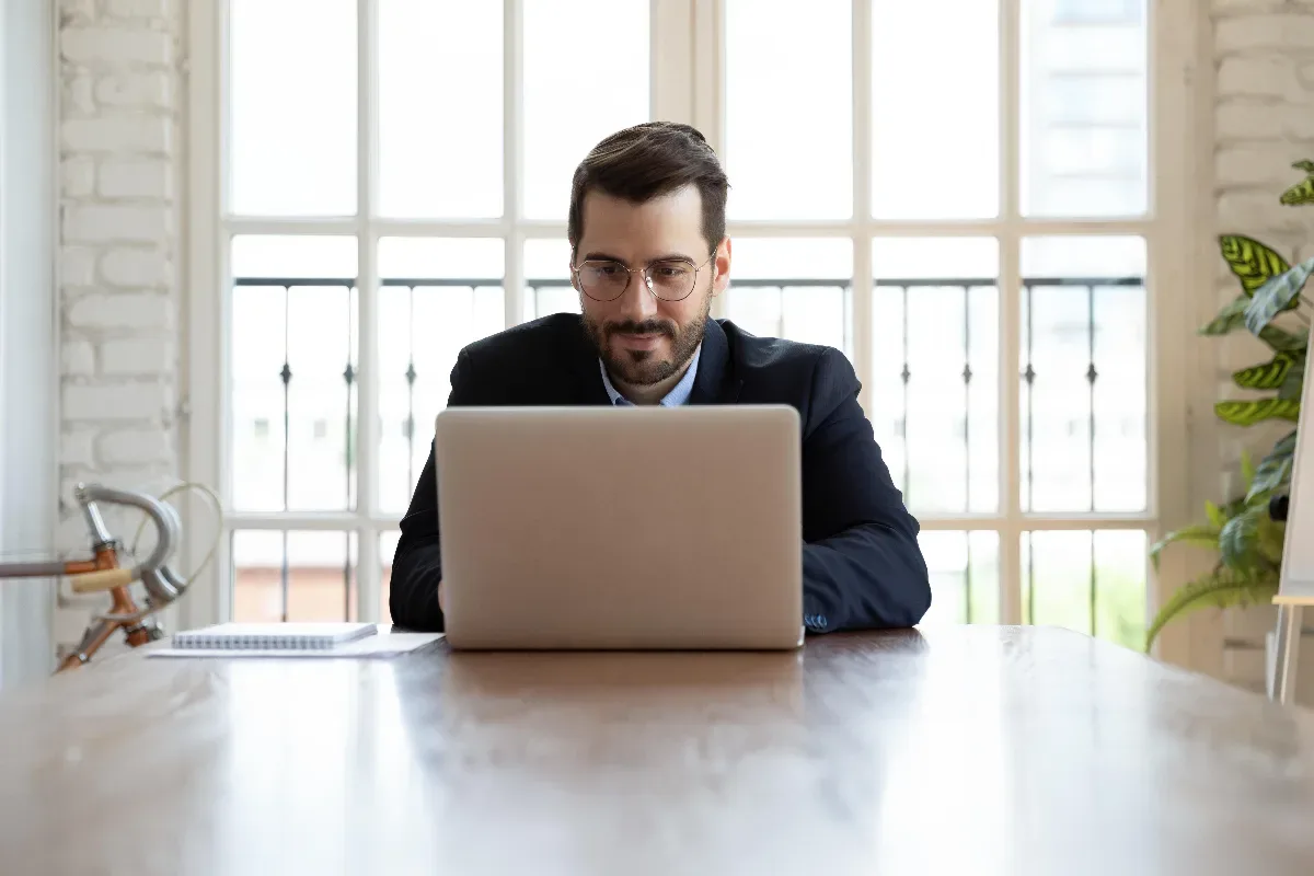 como saber se minha marca aparece nas IAs: empresário verificando resultados no notebook