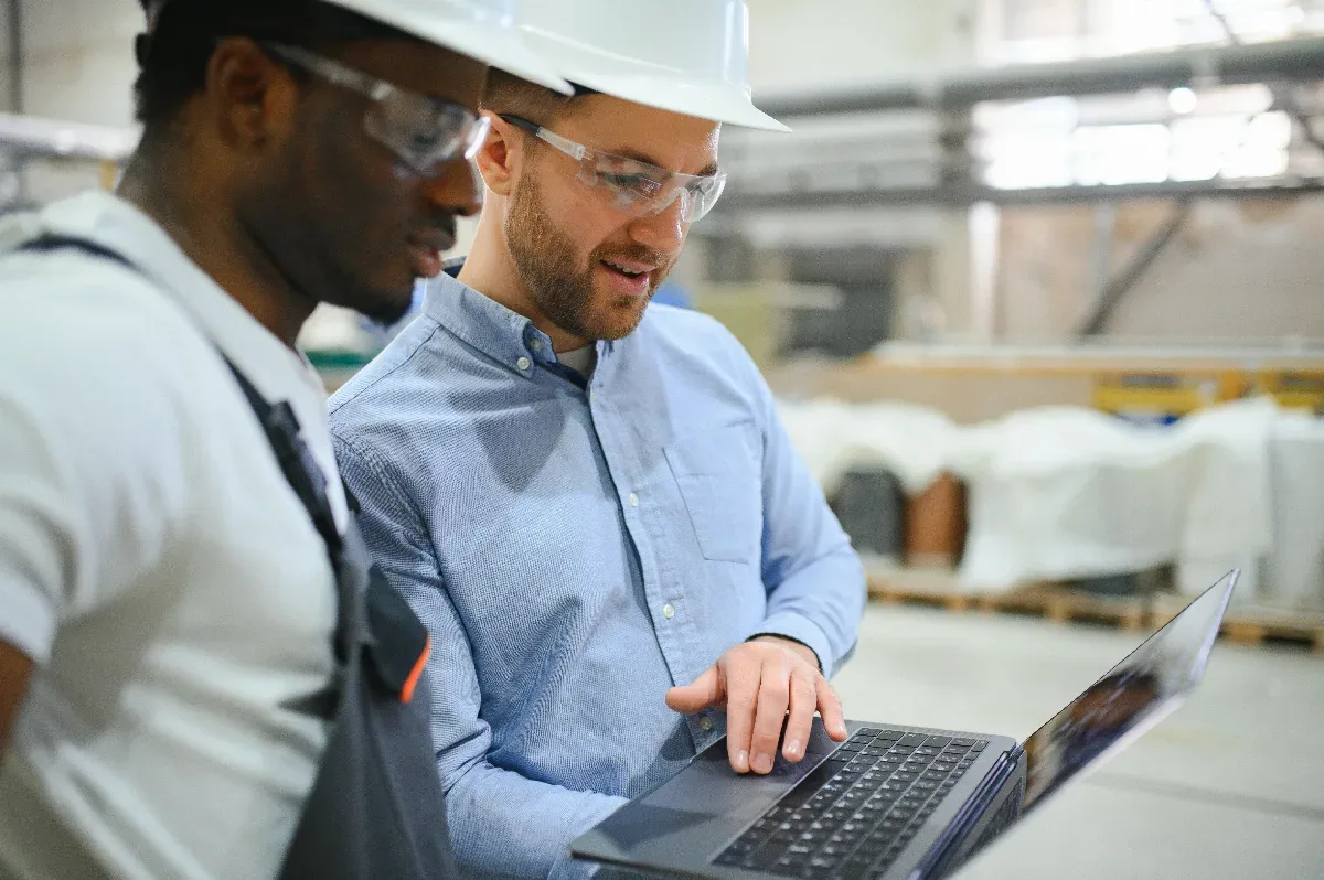 Marketing digital para indústrias: gestor industrial analisando resultados no laptop