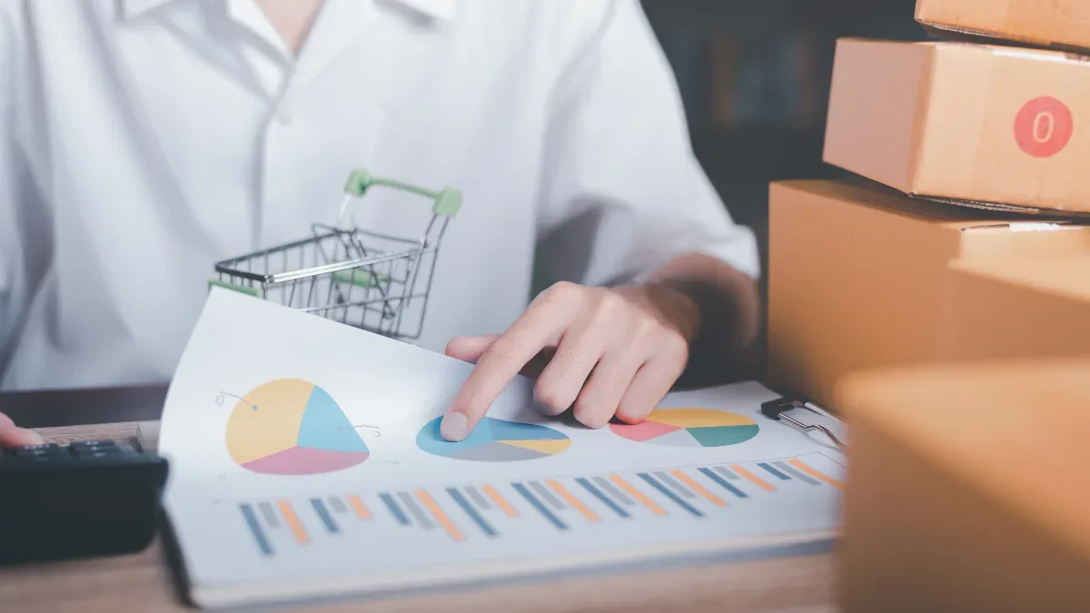 agência de SEO em São Paulo: empresário revisando relatório de crescimento orgânico