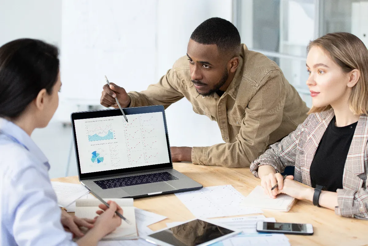 melhor agência de SEO em São Paulo: equipe analisando métricas de ranqueamento
