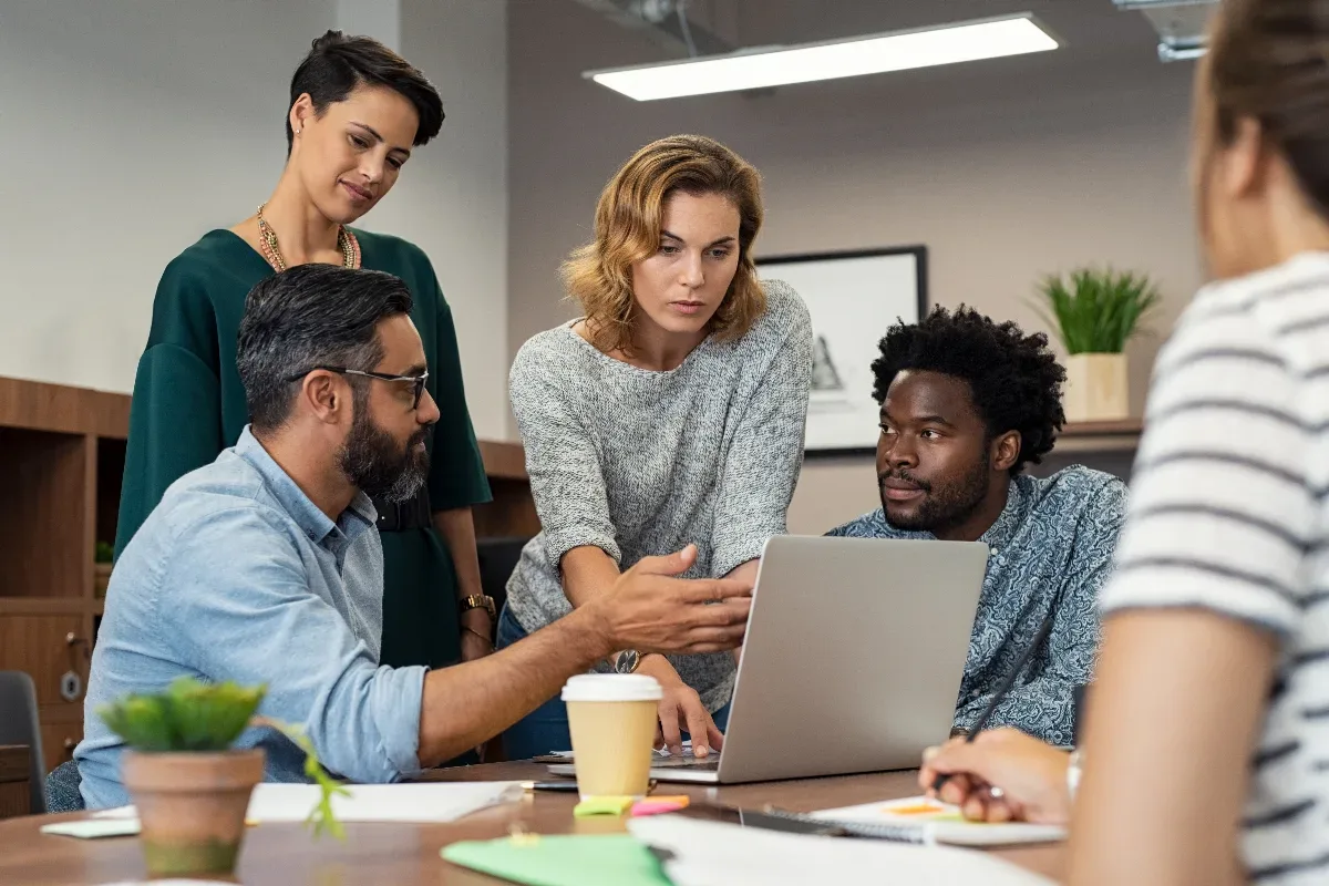 Quanto cobra uma agência de marketing: equipe em reunião de planejamento digital