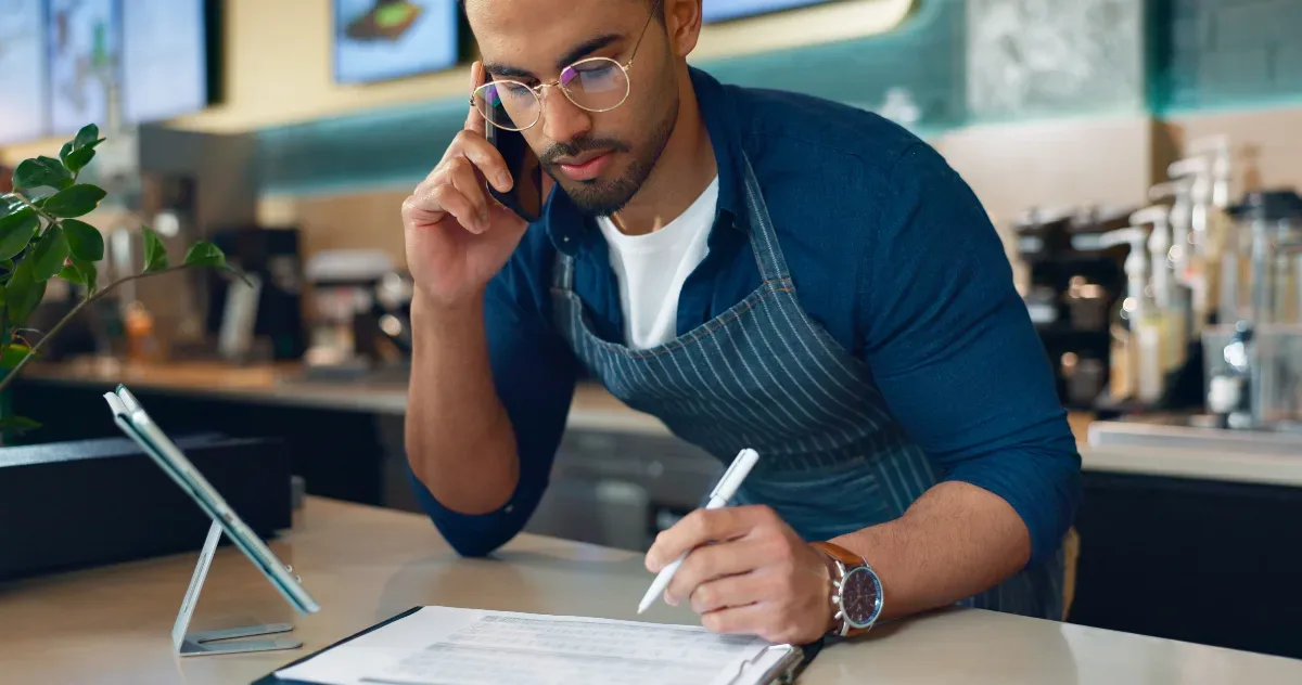 Preços de agência de marketing: empresário analisando proposta comercial