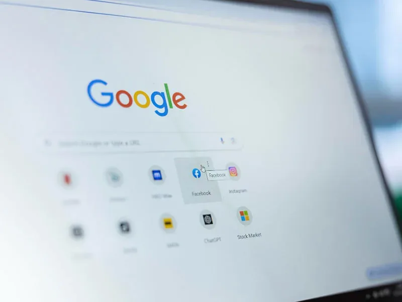 site não aparece no Google: tela de notebook com página inicial do buscador aberta