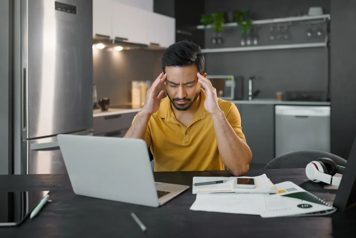 site não aparece no Google: empresário analisando resultados de busca no notebook